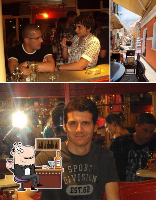 Questa è la immagine che mostra la bancone da bar e cibo di Rock bar Prica