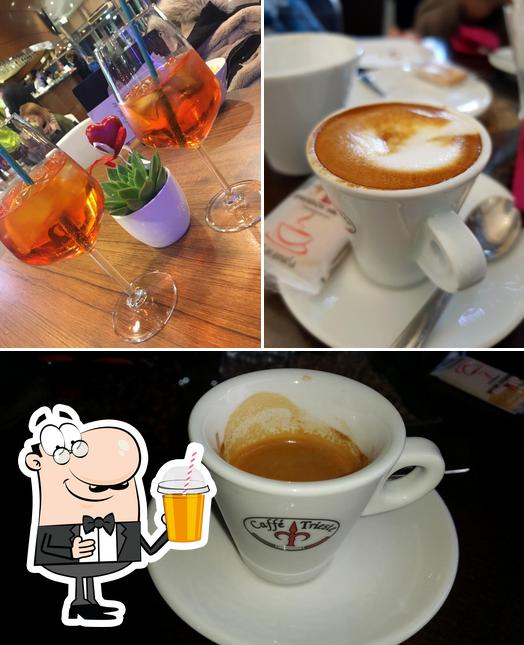 Goditi un drink a Caffe Trieste