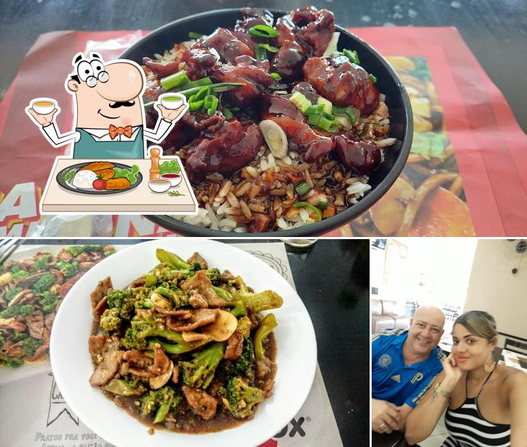 Dê uma olhada a ilustração apresentando comida e interior no China In Box Osaco Km 18: Restaurante Delivery de Comida Chinesa, Yakisoba, Rolinho Primavera, Biscoito da Sorte