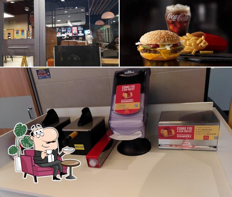 Entre diferentes coisas, interior e comida podem ser encontrados no McDonald's