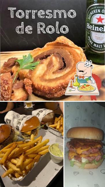 Entre diferentes coisas, comida e cerveja podem ser encontrados no SMOKE BURGER SP