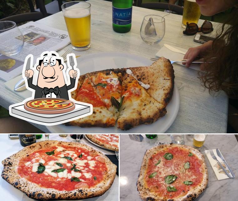 A L'Antica Pizzeria da Michele, puoi prenderti una bella pizza