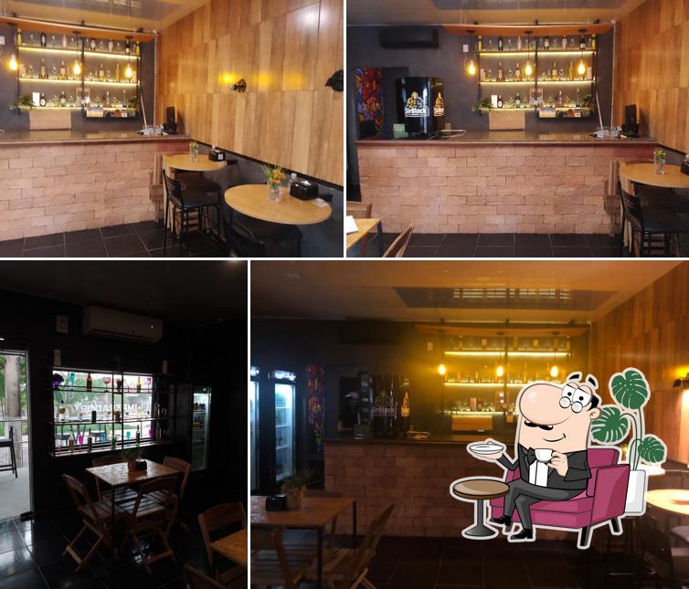 Sente em uma das mesas no EL MIRADOR Espeto Bar