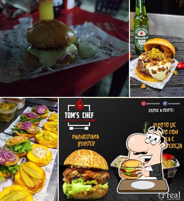 Delicie-se com um hambúrguer no TOM`S CHEF STREET FOOD