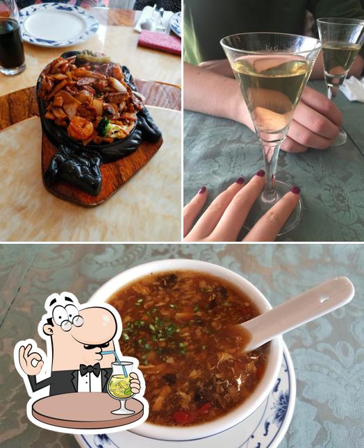 Observa las imágenes que muestran bebida y comida en China Restaurant Shang Hai