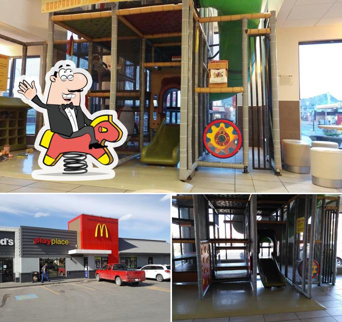 Jetez un coup d’oeil à la photo représentant la aire de jeux et extérieur concernant McDonald's