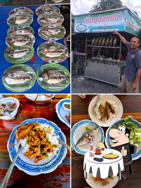 Try out a burger at ร้านข้าวแกงชุมพร
