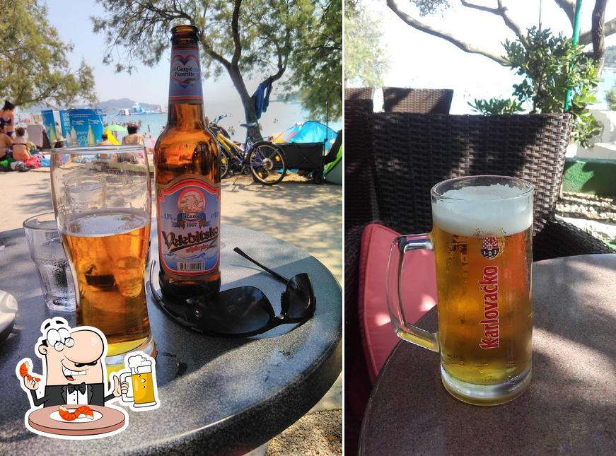 Puoi ordinare un rinfrescante bicchiere di birra chiara o scura