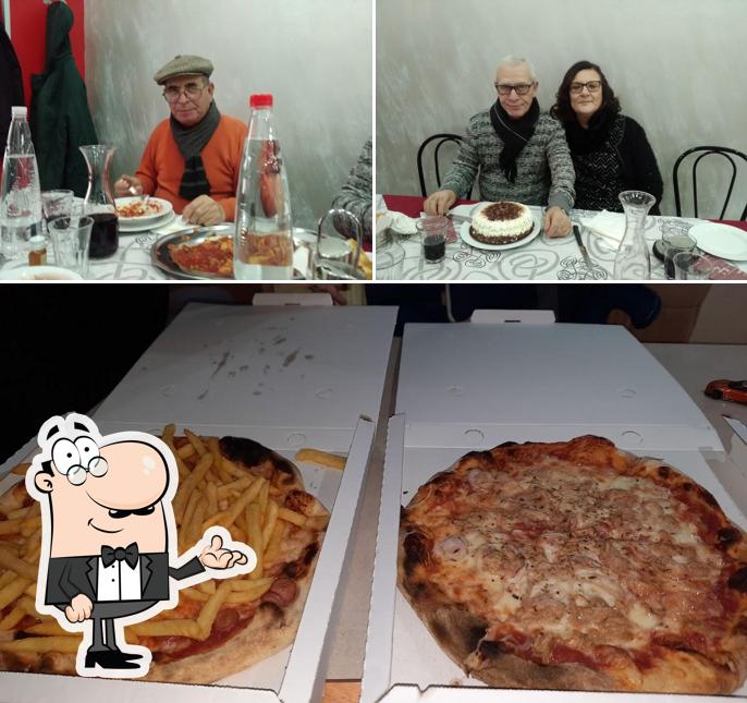 Dai un’occhiata alla foto che raffigura la interni e pizza di Il Peperoncino