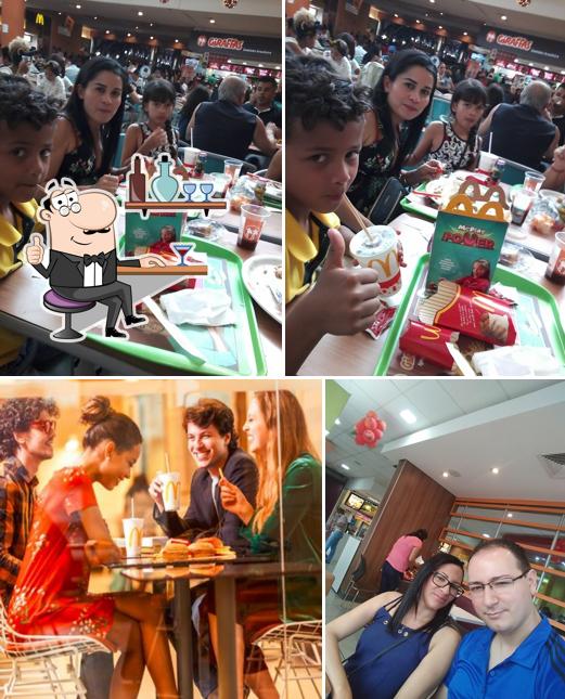 Sente em uma das mesas no McDonald's