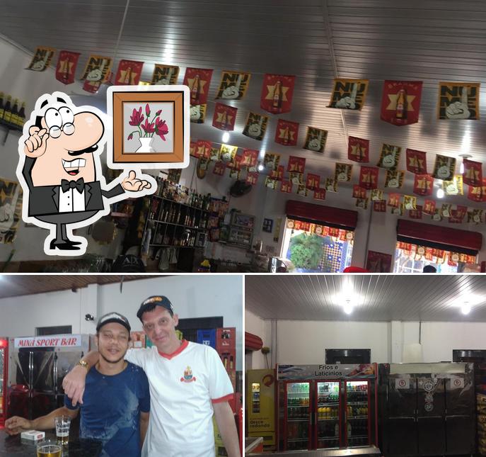 A imagem da interior e balcão de bar no MINÃ SPORT BAR