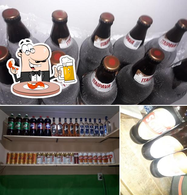 Peça um copo de cerveja leve ou escura