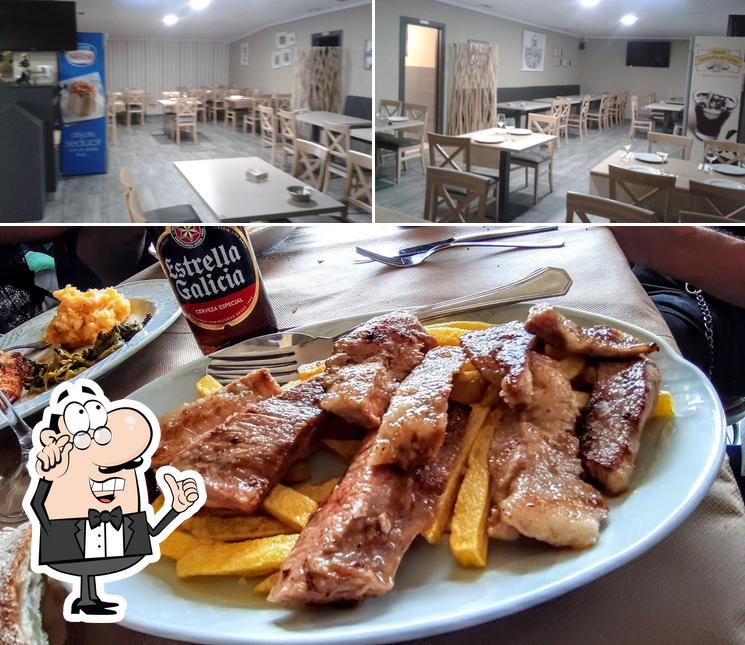 Фотография, на которой видны внутреннее оформление и еда в Restaurante Novo Rumbo
