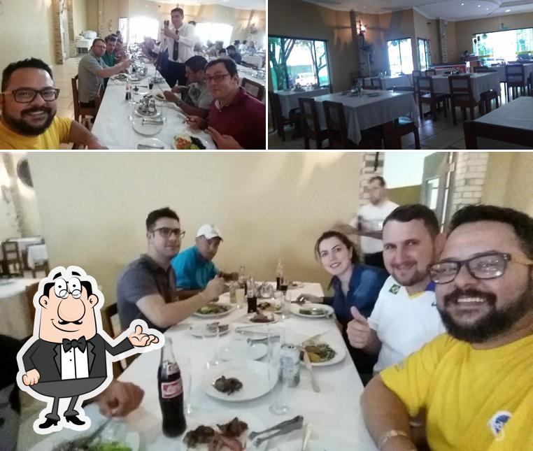 Sente em uma das mesas no Churrascaria Rouile