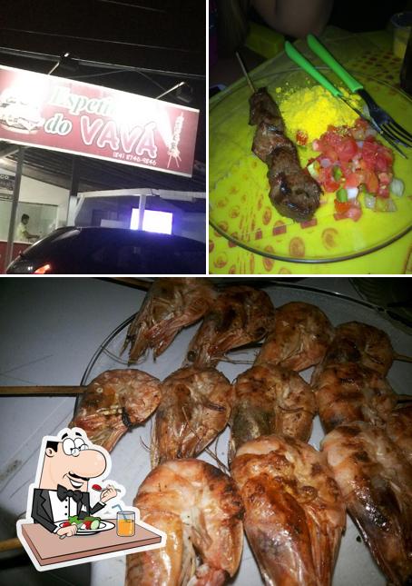 A imagem da comida e exterior no Espetinho do Negão