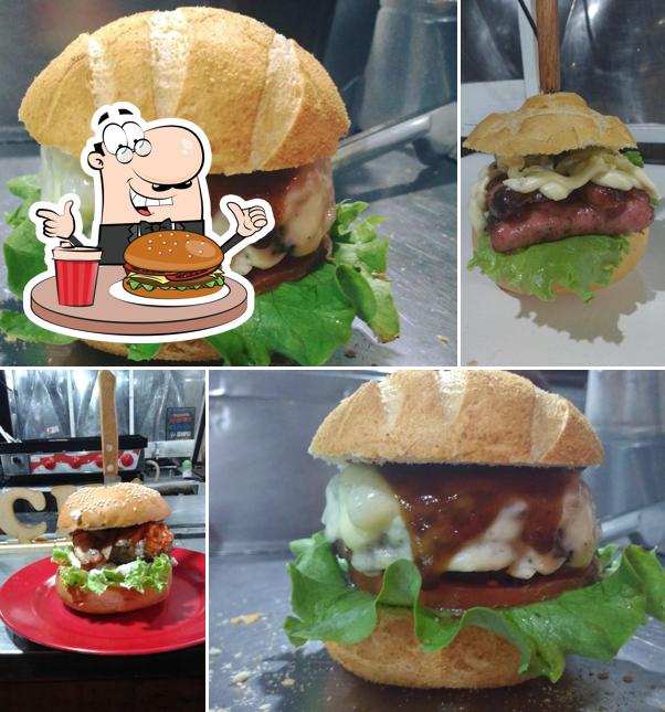 Peça um dos hambúrgueres servidos no Baruck Hamburgueria Artesanal Food