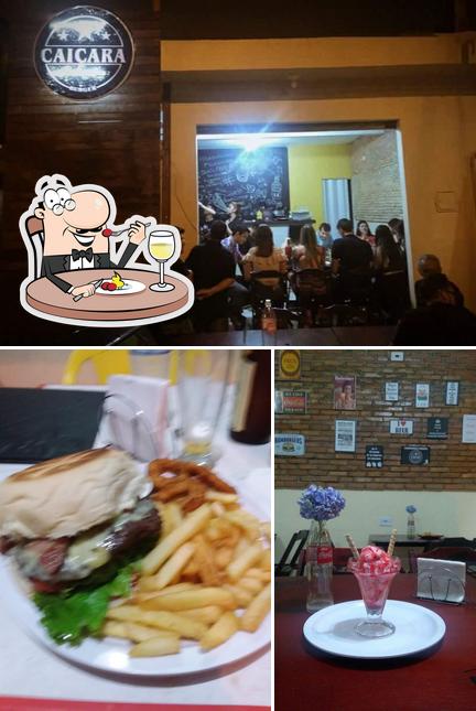 Entre diferentes coisas, comida e interior podem ser encontrados no Caiçara burguer