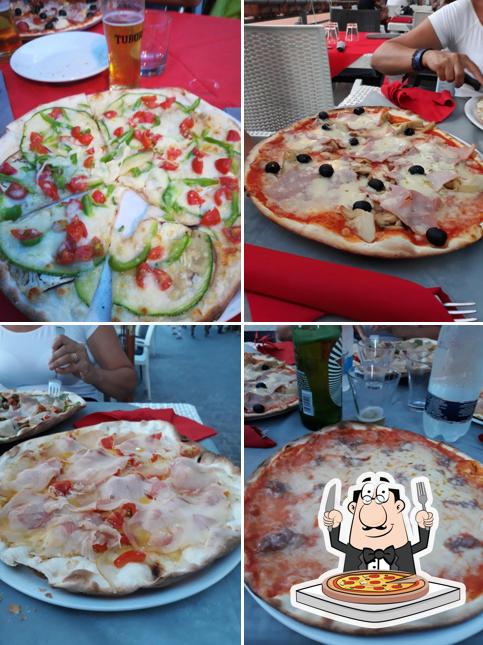 Pick pizza at Settimo Cielo da Sugarello (Pizzeria)