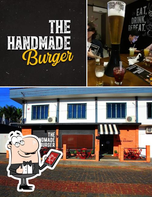 Esta é a foto mostrando exterior e balcão de bar no The Handmade Burger