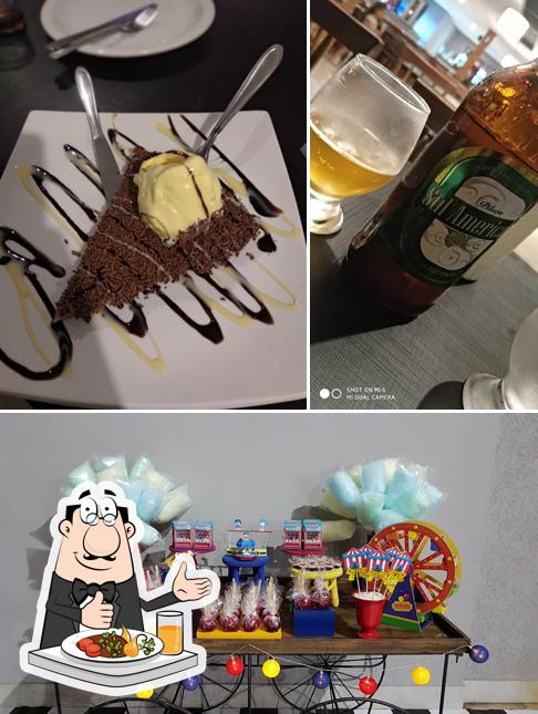 A imagem da comida e cerveja no Come & Brink