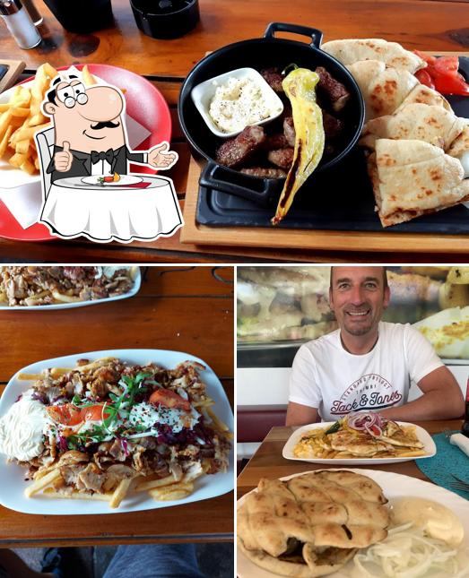 Parmi les différentes choses de la table à manger et la nourriture, une personne peut trouver sur Beko's Grill-Imbiss