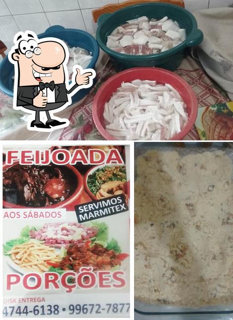 Look at the picture of Feijoada em família