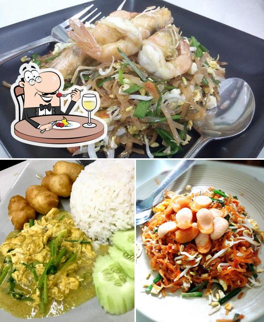 Food at Jhuang Restaurant (Pad Thai & Fish Maw)