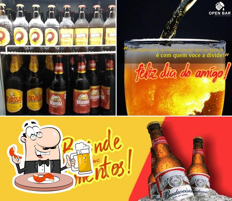 Desfute um copo de cerveja leve ou escura