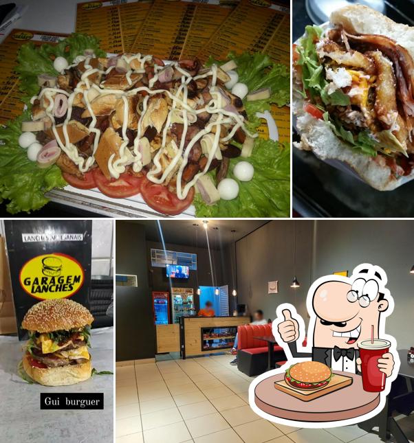 Delicie-se com um hambúrguer no Garagem Lanches / lanches artesanais 100% omelete panquecas hot dogs batata recheada bolo no pote
