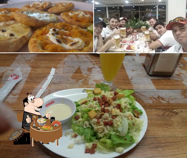 A comida e interior do restaurante
