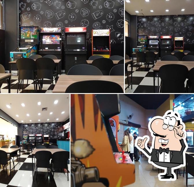 O interior do Arcade Burguer