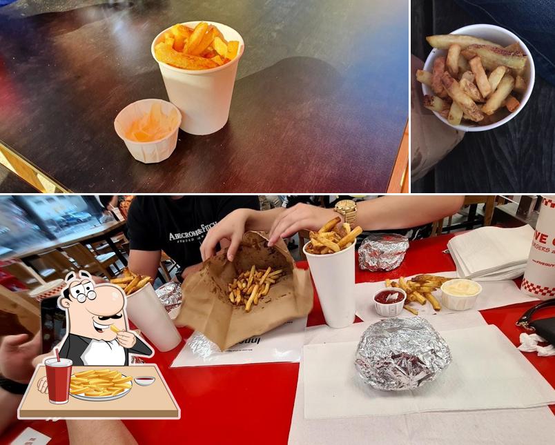 Dégustez des pommes frites à Five Guys Burgers and Fries Bonn Hauptbahnhof