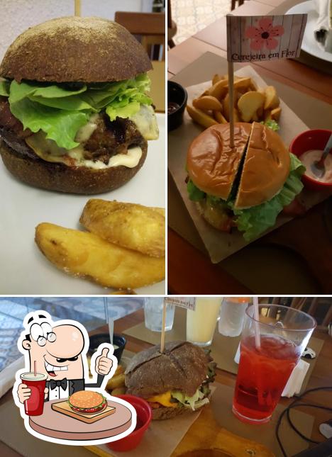 Peça um hambúrguer no Cerejeira em Flor Bistrô Café e Doceria