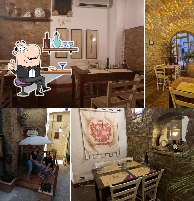 Gli interni di Taverna Via di Mezzo