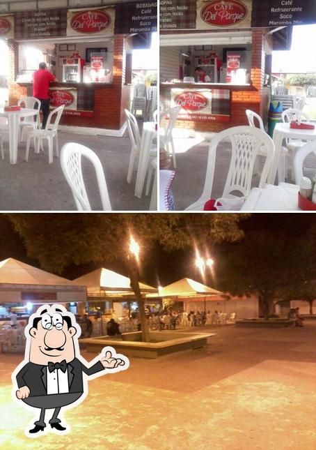Confira a foto mostrando interior e exterior no Café Del Parque