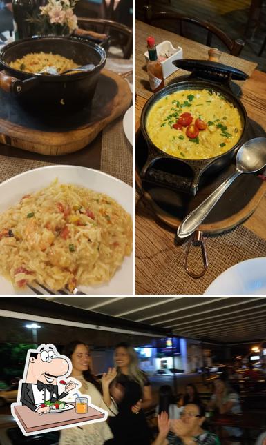 A imagem da comida e balcão de bar no Forneria D'oro Gastrobar