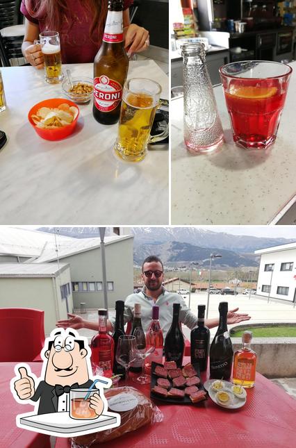 Prenditi un drink dal menu