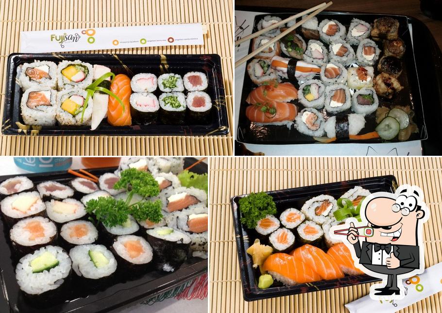 Rolos de sushi são servidos no Fuji San Sushi