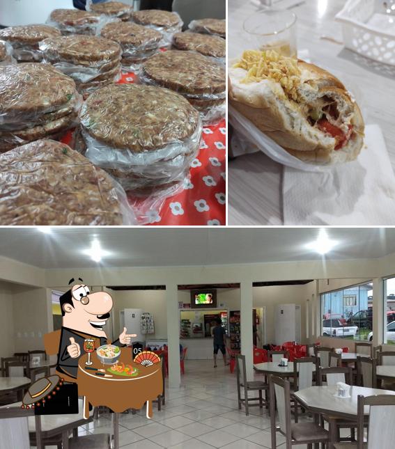 Esta é a imagem apresentando comida e interior no Cracco Lanches