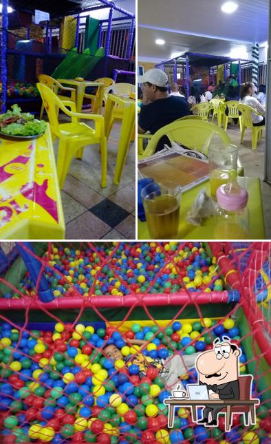 Sente em uma das mesas no Lanchonete Glutton
