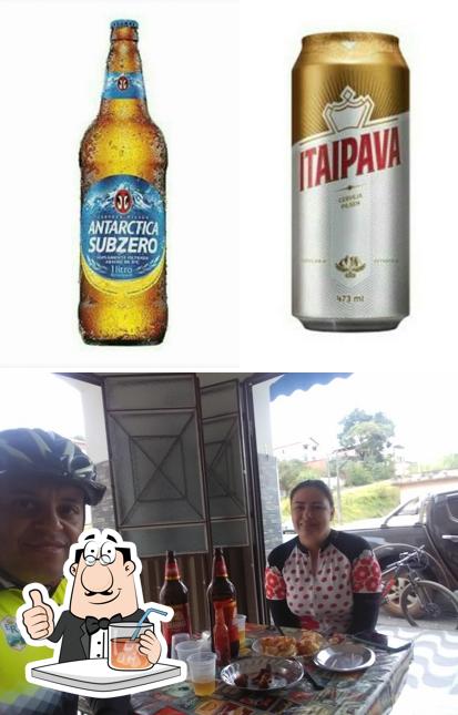 Confira a ilustração mostrando bebida e mesa de jantar no Bar do Tadeu