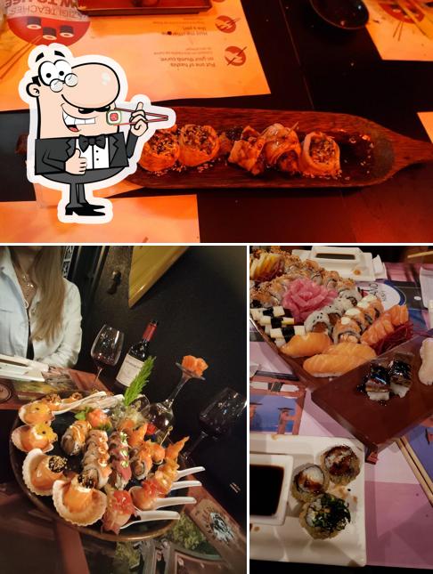 Rolos de sushi são disponibilizados no Nagano Sushi