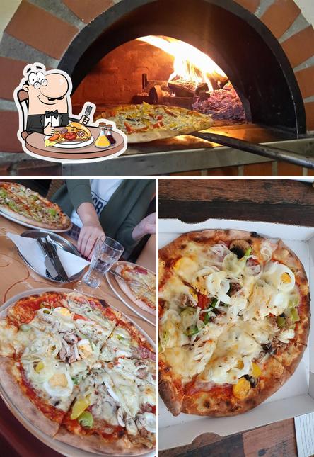 Order pizza at Holzofen Pizzeria