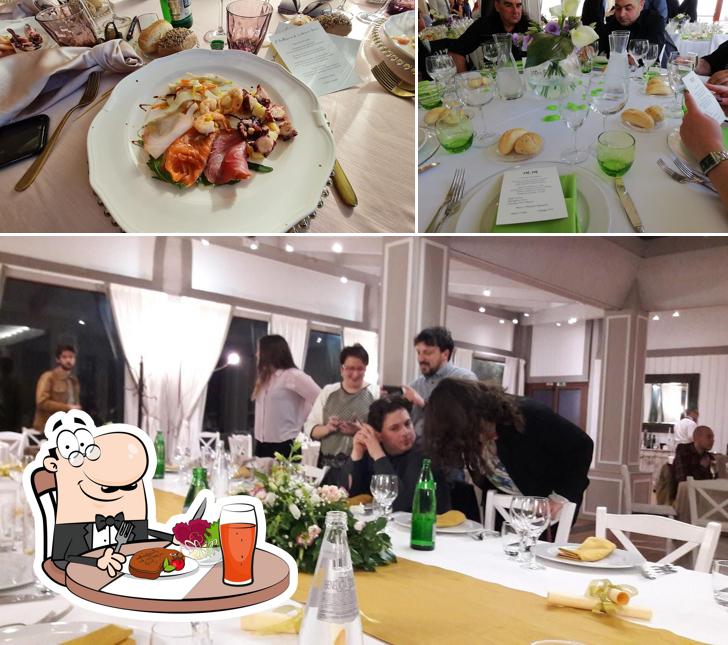 Dai un’occhiata alla foto che mostra la tavolo da pranzo e cibo di L'ANTICO CASALE location per eventi