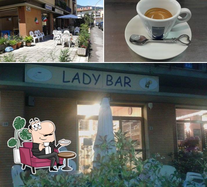 Lady Bar si caratterizza per la interni e bevanda