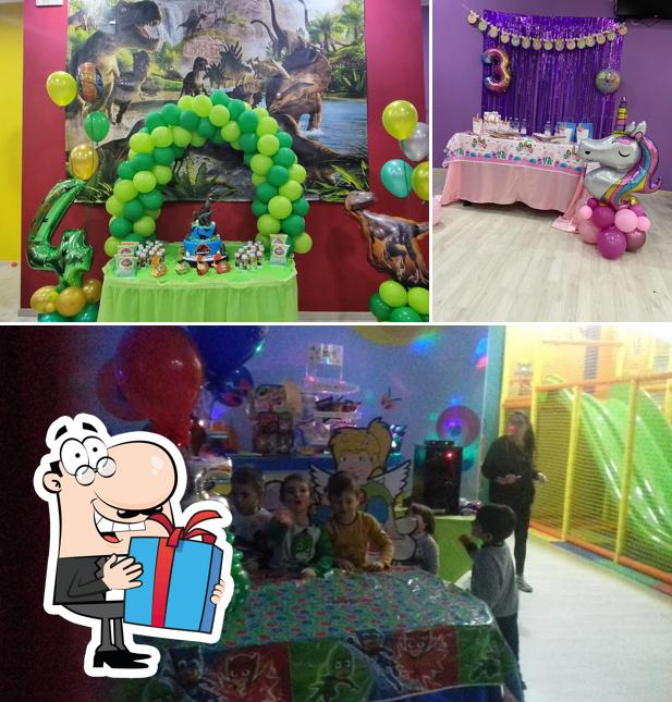 Questa è la foto che presenta la compleanno e interni di Paradise Play