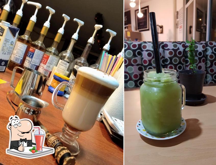 Disfrutra de una bebida en Café 7 onzas