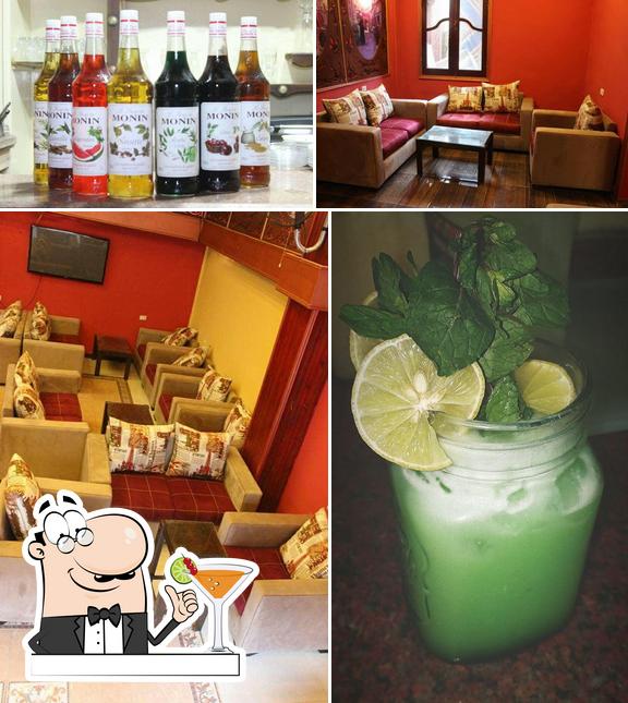 Voici l’image représentant la boire et intérieur sur Al Mandarah Cafe