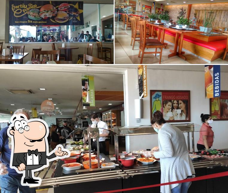 O interior do Restaurante Rede Frango Assado - Roseira