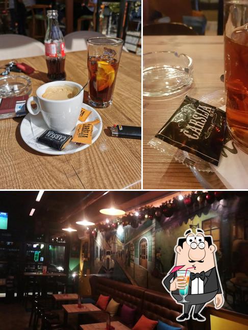 Parmi les différentes choses de la boire et la intérieur, une personne peut trouver sur Čaršija Bar